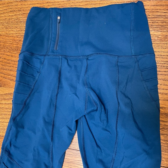 Oiselle 3/4 leggings with huge back pocket - Picture 2 of 4